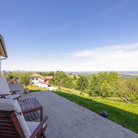 Tranquil Holiday In With Terrace Vakantiehuis *